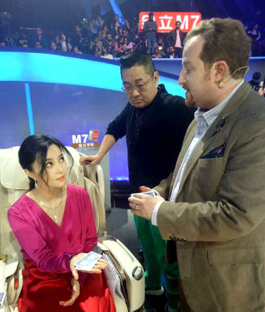 Fan Bing Bing & Zhang Shaogang watch Lee Asher perform his brand of card magic.